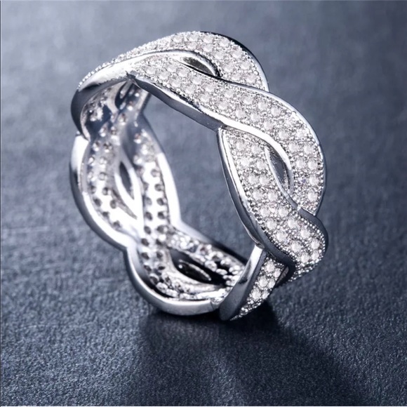Jewelry - 💐 White Sapphires in a Infinity wide band .925